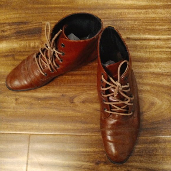 What's New Upper Leather Boots - Picture 2 of 3